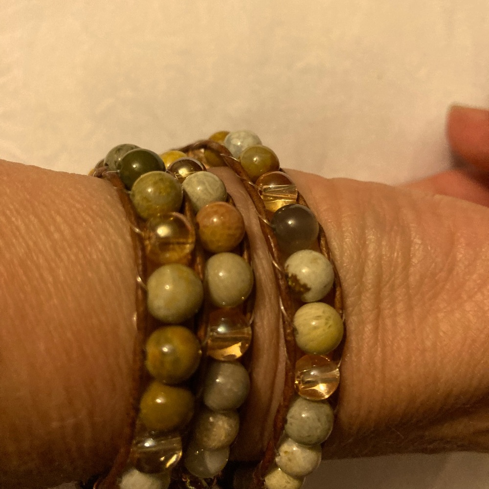 Flower stone & gold tint glass bead wrap bracelet